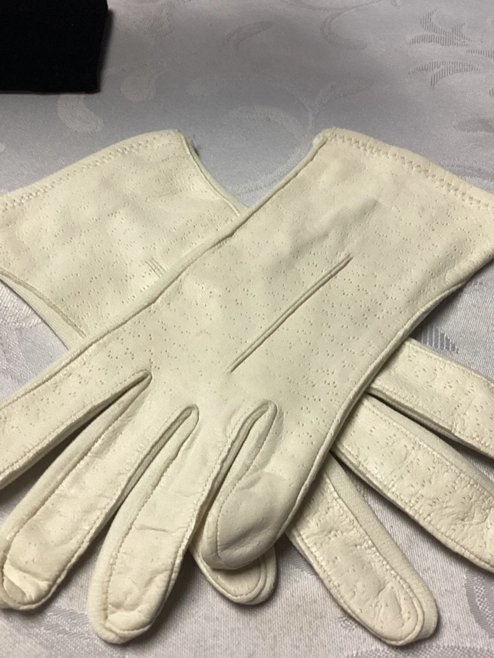 FOWNES LADIES GLOVES. IVORY. MUST SEE VINTAGE PERFECTION 💃💃💃💃